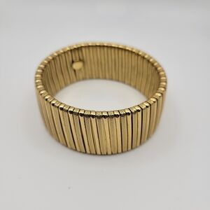 Elegant Gold-Toned Bracelet Size 7.5